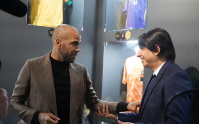 DANI ALVES, MARAVILLADO TRAS PASAR POR EL SHOWROOM DE LEGENDS