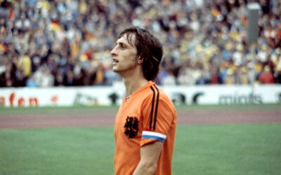 ¿POR QUÉ CRUYFF JUGÓ CON UNA CAMISETA «ADIDAS» QUE INCLUÍA ÚNICAMENTE DOS RAYAS?