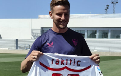 EL SEVILLA FC DONA RELIQUIAS DE RAKITIC Y BONO A LEGENDS