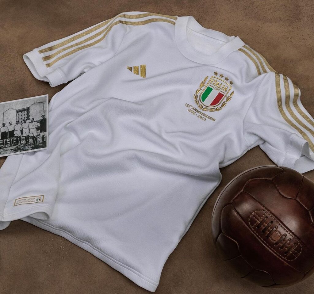sin embargo Personas con discapacidad auditiva Dictadura La camiseta especial de Italia para celebrar el 125 aniversario de la  Federación Italiana de Fútbol - Legends