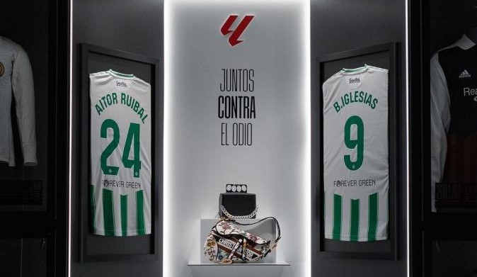 Los bolsos de Borja Iglesias y Aitor Ruibal expuestos en el museo LEGENDS como un mensaje de lucha contra el odio